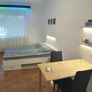  Privatunterkunft Roomserv